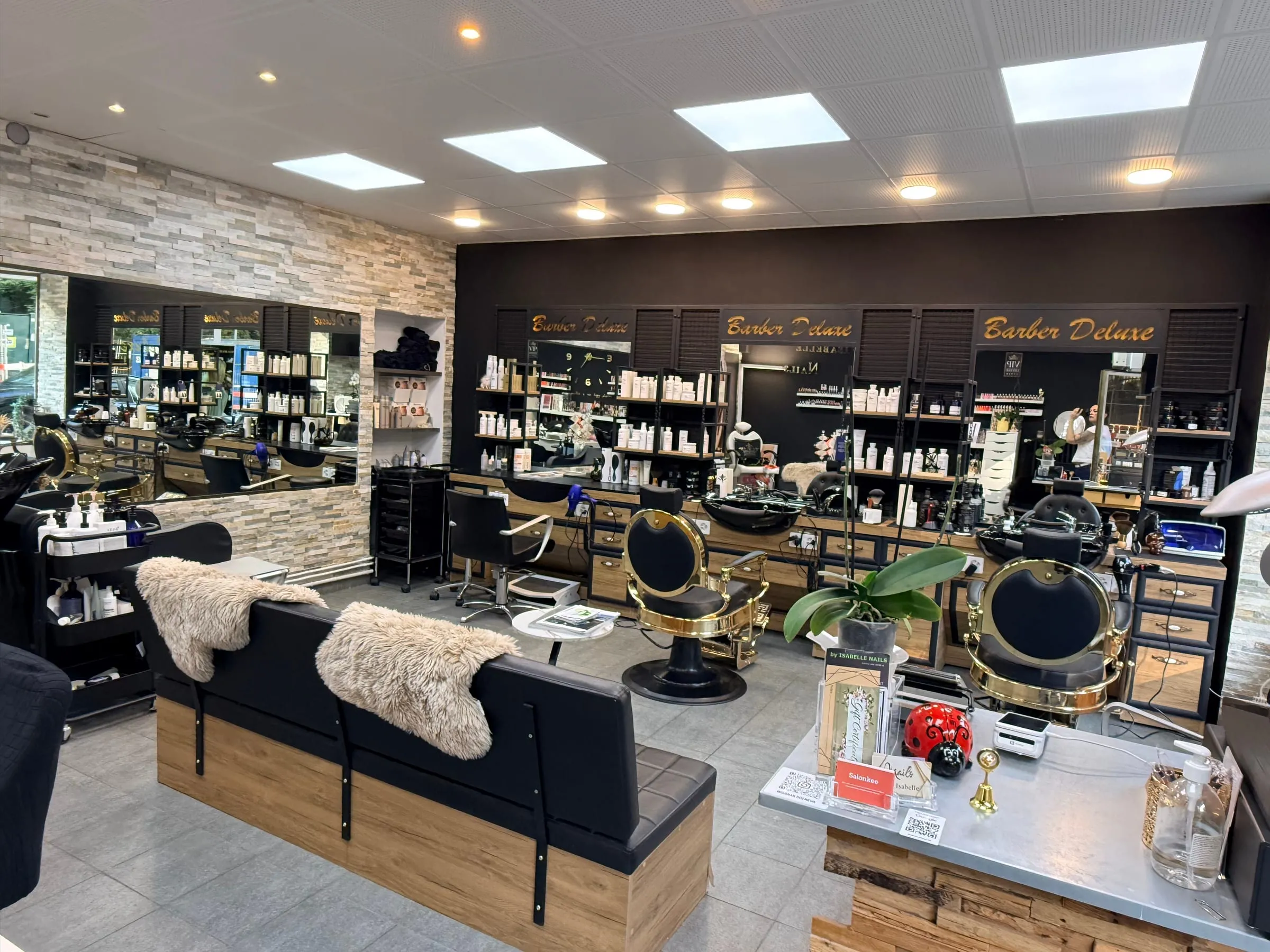 Espace barbier de Look Deluxe aux Eaux-Vives : comptoir et postes barbier