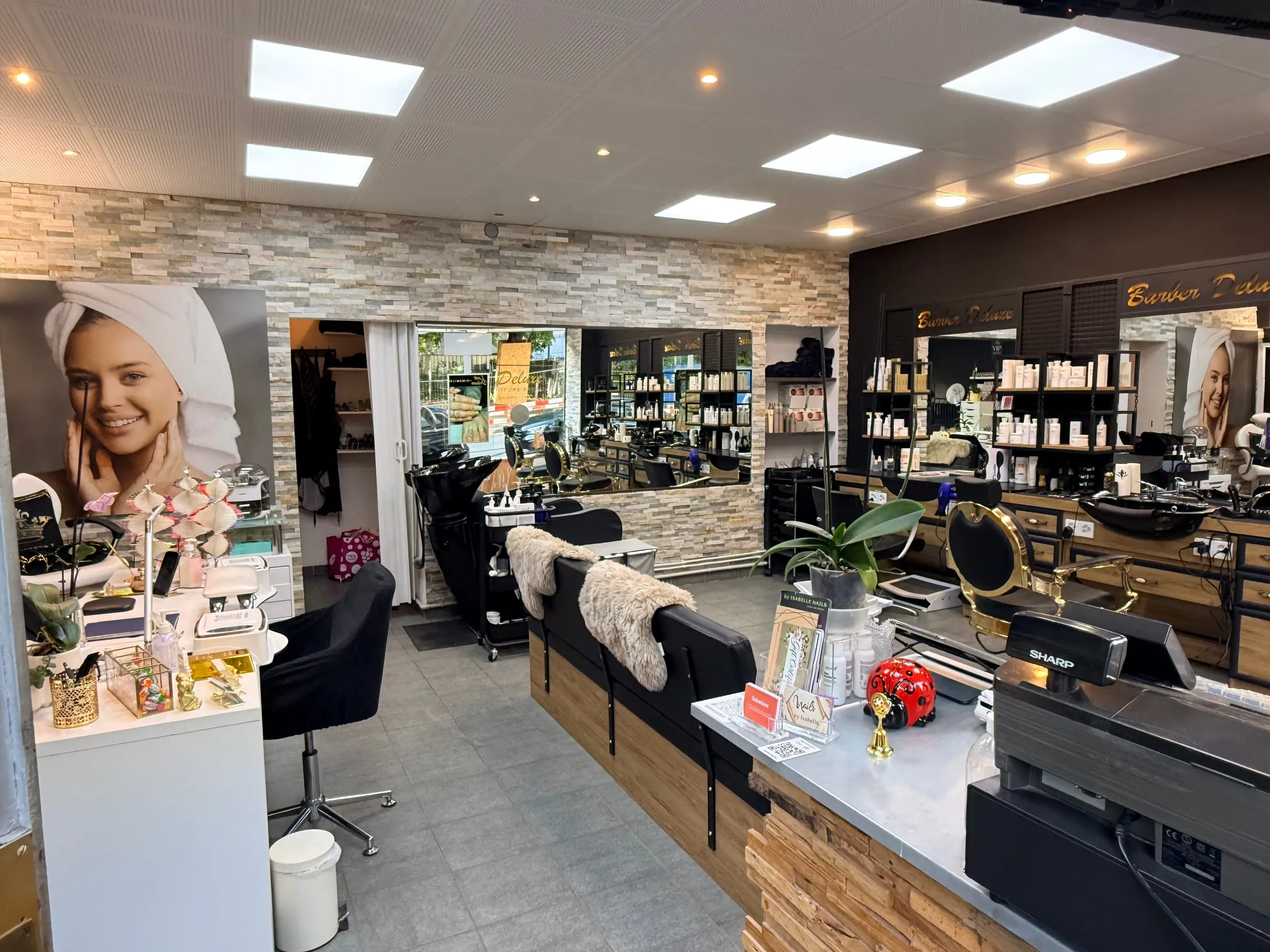 Vue d'ensemble de l'intérieur du salon Look Deluxe aux Eaux-Vives