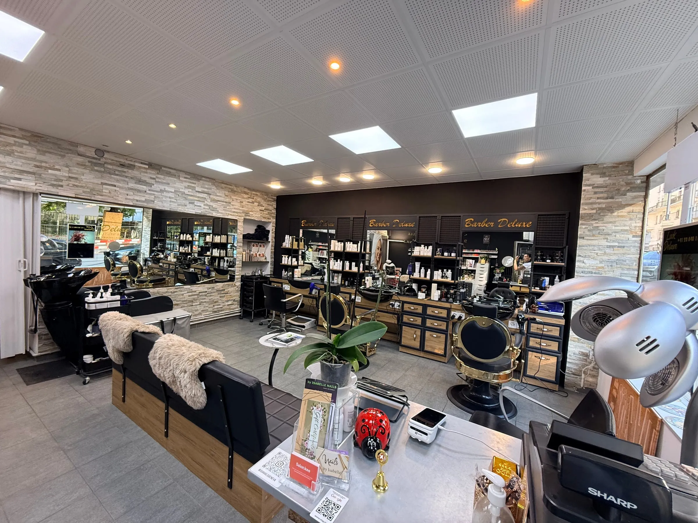 Espace coiffure de Look Deluxe : postes de coiffage et casques séchoirs